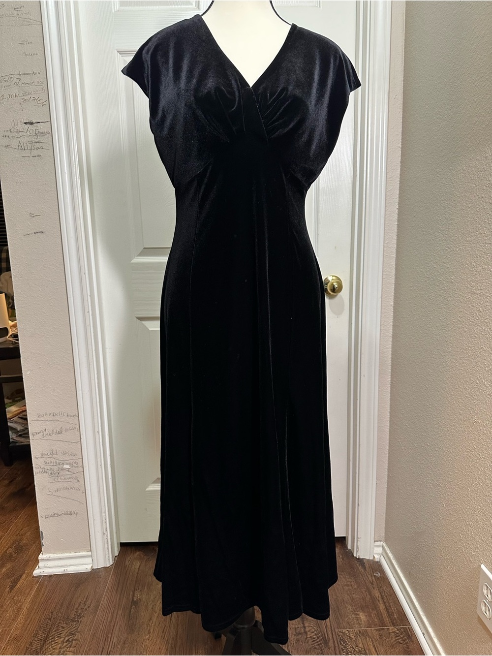 Jones Wear Black Velvet Dress, Size 8, EUC.